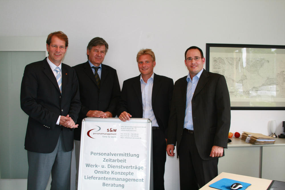 (v.l.n.r.): Gero Storjohann MdB, Klaus-Dieter Schmidt (IHK),  die Geschäftsführer Nils Schulze und Oliver Wulf.